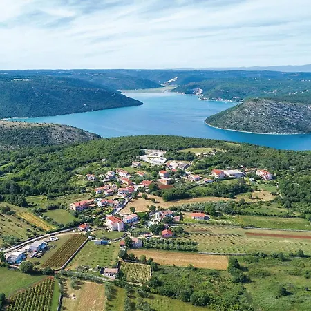 4 Bedroom Stunning In Hébergement de vacances Rakalj