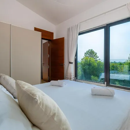 Hébergement de vacances 4 Bedroom Stunning In *