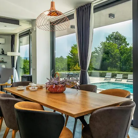4 Bedroom Stunning In Hébergement de vacances *