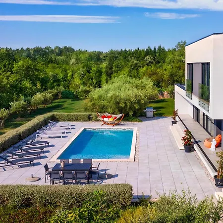 4 Bedroom Stunning In Hébergement de vacances *